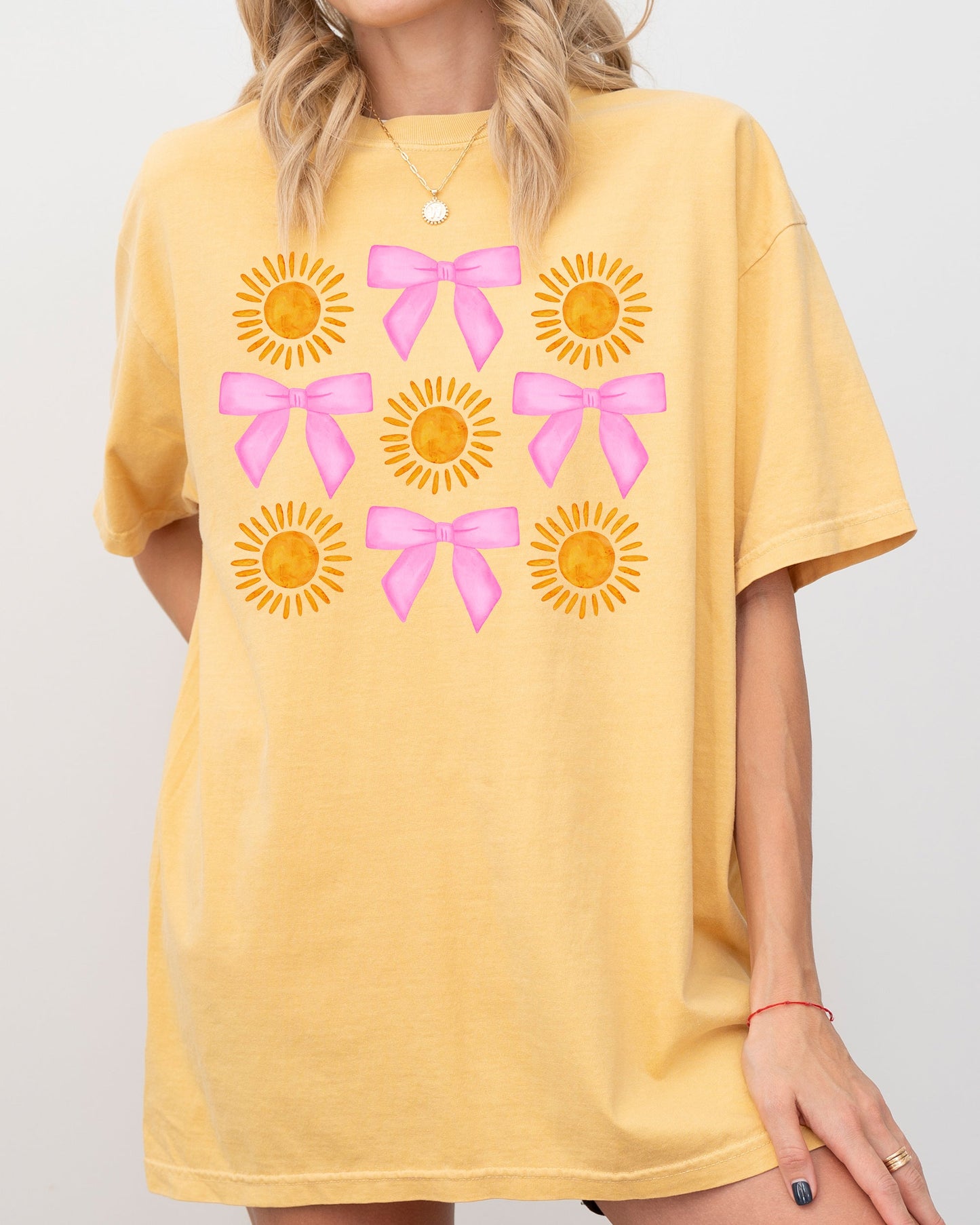 Summer, Sun and Bows, Ribbon, Coquette, Hot Girl Summer, Vacation, Vibes, Trendy, Pink, Beach Shirt Comfort Colors T-Shirt