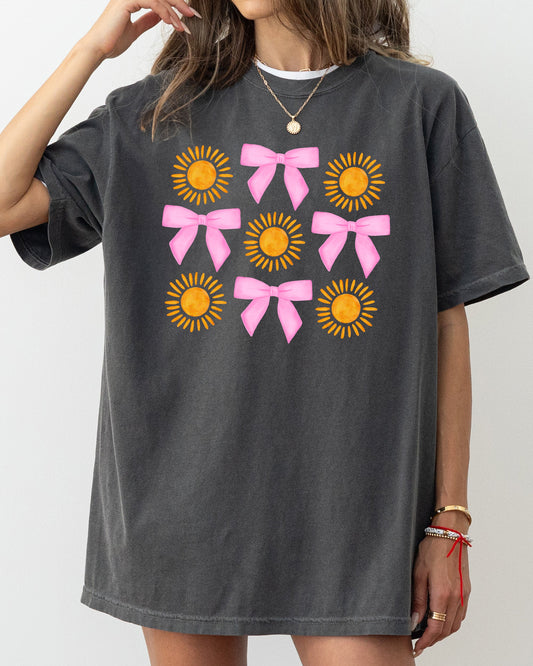 Summer, Sun and Bows, Ribbon, Coquette, Hot Girl Summer, Vacation, Vibes, Trendy, Pink, Beach Shirt Comfort Colors T-Shirt